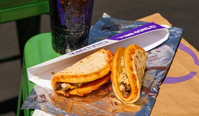 Disponibles a partir del 18 de julio, las Cheesy Street Chalupas vienen envueltas en chalupas rellenas de queso y fusionan los ingredientes tradicionales de los tacos callejeros –como cebollas frescas y cilantro– con los sabores apetecibles de Taco Bell.