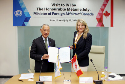 Dr. Jerome Kim, Director General of IVI (left), and The Honourable Mélanie Joly, Canada’s Minister of Foreign Affairs (right), exchange Canada’s formal request to join IVI and the IVI BOT’s approval letter. Credit: IVI