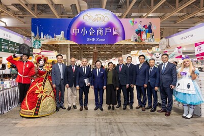 一眾主禮嘉賓周四出席在澳門威尼斯人金光會展舉行的「2024金沙物美嘉年華」開幕儀式後,在金沙中國管理層的帶領下參觀展場。 (PRNewsfoto/金沙中國有限公司)
