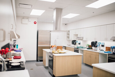 L’étage principal de l’immeuble comprend plusieurs espaces partagés, dont une cuisine destinée à la formation pour enseigner aux résidents les aptitudes à la vie quotidienne. (Groupe CNW/Société canadienne d'hypothèques et de logement (SCHL))