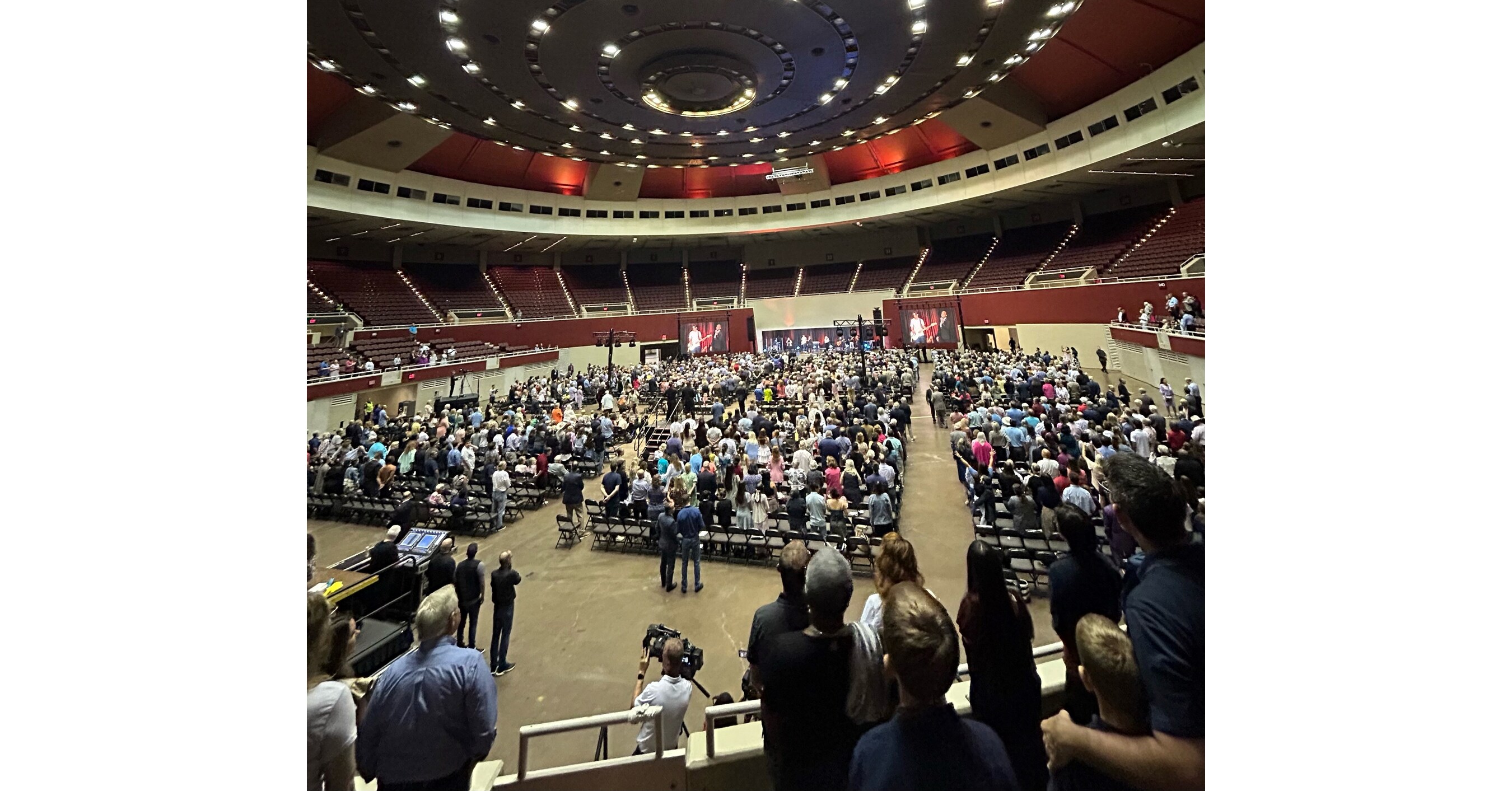 First Baptist Dallas Holds Worship Service at Dallas Convention Center Following Historically Destructive Fire
