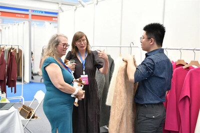 Visitors eagerly learn about Ordos' cashmere products at the expo. [Photo provided to chinadaily.com.cn]