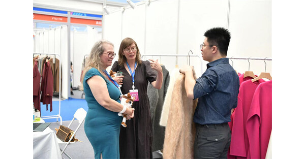 Ordos cashmere, wool exhibition opens with pizzazz