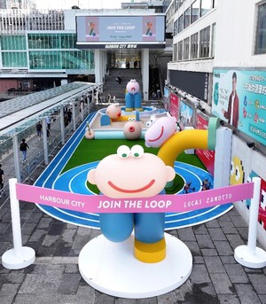 Le centre commercial Harbour City collabore avec l'artiste Lucas Zanotto pour lancer sa plus grande campagne « Join the Loop » (Rejoignez le circuit) à Hong Kong cet été, avec des installations et une aire de jeux sur le thème du sport pour les amateurs d'art et les enfants.