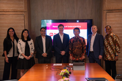 (L-R)：• Nicole Denil, vice president, Global Market Access, Rockwell Automation • Ruchika Jain, director, marketing and strategy - Asia Pacific, Rockwell Automation • Shovan Sengupta, regional vice president, market Access - Asia Pacific, Rockwell Automation • Scott Wooldridge, regional president - Asia Pacific, Rockwell Automation • Kartika Prihadi, Vice President, Partner Sales & Routes to Market, Asia Pacific, Japan & Greater China (APJC), Cisco • Simon Young, General Manager, Strategic Industry Partners, Asia Pacific, Japan & Greater China (APJC), Cisco • Yadi Karyadi, Country Solution Architect, Indonesia, Cisco