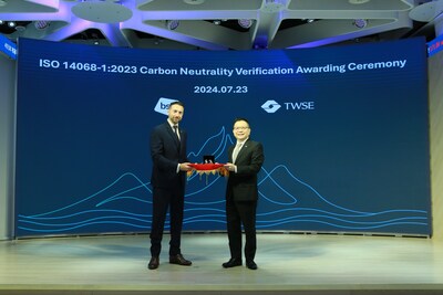 台灣證券交易所林修銘董事長致贈紀念品予 BSI 全球驗證部門總裁暨集團商務長 (PRNewsfoto/Taiwan Stock Exchange) 台灣證券交易所林修銘董事長致贈紀念品予 BSI 全球驗證部門總裁暨集團商務長 (PRNewsfoto/Taiwan Stock Exchange)