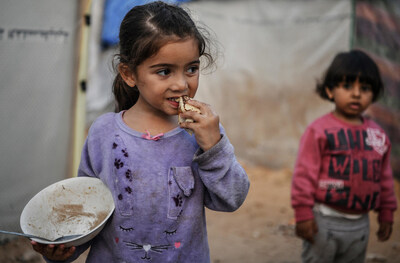 Israa mange un morceau de pain dans la ville de Khan Younis. (Groupe CNW/UNICEF Canada)