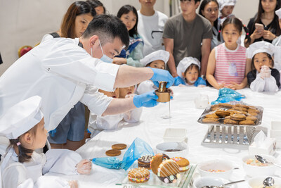 小朋友周日在「2024金沙物美嘉年華」的「中銀Smart Kids呈獻：小廚神工作坊」學習為朱古力三文治裝飾點綴。