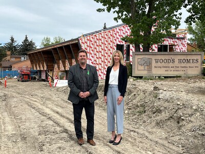 Wood’s Homes CEO Bjorn Johanssen with Shannon Young, Vice President, Legal, Sustainability and External Affairs with PETRONAS Canada, standing outside of “Cottage E” – one of five new buildings that PETRONAS Canada’s gift is supporting. (CNW Group/Wood's Homes)