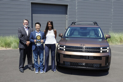 Robert Mansfield, vice president, global automotive, J.D. Power, presents the J.D. Power APEAL Best Midsize SUV trophy for the Hyundai Santa Fe to Ricky Lao, director, product planning and mobility strategy, Hyundai Motor North America and Olabisi Boyle, vice president, product planning and mobility strategy, Hyundai Motor North America in Fountain Valley, Calif., July 23, 2024. (Photo/Hyundai)