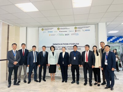 Kunsulu Zakariya, Advisor to the President of the Republic of Kazakhstan for Scientific and Technological Innovation (center), Akmaral Alnazarova, Minister of Health of the Republic of Kazakhstan (fifth from the left), Zholdykhan Sanat, Director of the National Institute for Innovation Development (fourth from the right), and Yin Ye, CEO of BGI Group (fifth from the right), Dr. Li Ning, Deputy General Manager of BGI Genomics (second from the right）