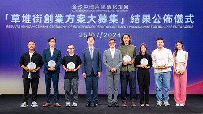 Acting President of the Cultural Affairs Bureau of the Macao SAR Cheang Kai Meng (centre) and Sands China Ltd. Chief Executive Officer and Executive Director Grant Chum (fourth from left) gather together with the seven awardees of the Entrepreneurship Recruitment Programme at the results announcement ceremony for the programme at The Londoner Macao Thursday. (PRNewsfoto/Sands China Ltd.)