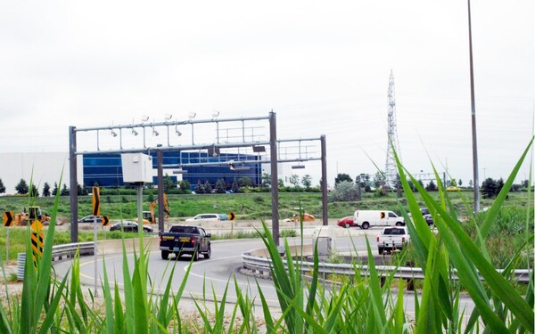 407 ETR fleet vehicle passing through gantry on Highway 407 ETR (CNW Group/407 International Inc.)