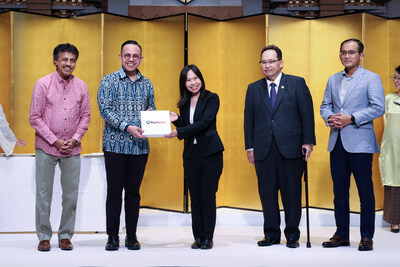 Mr. Steven Sim Chee Keong, Malaysia’s Minister of Human Resources, presents a symbolism of the MyHeart Collaboration to Dr. Amy Poh, Chair for the Malaysian Japan Visionary Conference 2024, accompanied by (from left) Mr. Thomas Mathew, TalentCorp Group CEO; H.E. Dato'(Mr.) Shahril Effendi Abd Ghany. Ambassador of Malaysia to Japan; and Dato'Sri (Mr.) Khairul Dzaimee bin Daud, Secretary General of the Ministry of Human Resources