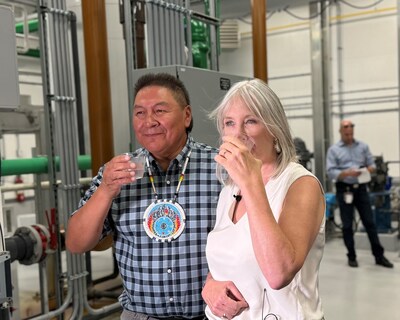 The Honourable Patty Hajdu, Minister of Indigenous Services, and Star Blanket Cree Nation Chief Michael Starr. (CNW Group/Indigenous Services Canada)