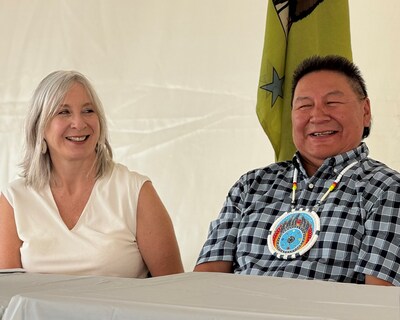 L’honorable Patty Hajdu, ministre des Services aux Autochtones, et le chef de la Star Blanket Cree Nation, Michael Starr. (Groupe CNW/Services aux Autochtones Canada)