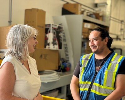 L'honorable Patty Hajdu, ministre des Services aux Autochtones, visite la nouvelle usine de traitement de l'eau de la Star Blanket Cree Nation avec l'opérateur certifié Tyrone Starr. (Groupe CNW/Services aux Autochtones Canada)