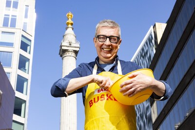 With over half of Brits (57%) admitting they would bake more if they had the time, Anchor teams up with former Great British Bake Off contestant, Howard Middleton, to whip up speedy treats on Pudding Lane with ‘Anchor Squeezy’ – a pre-melted butter in bottle form and aims to help save time for those ‘on the go’