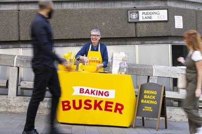 With over half of Brits (57%) admitting they would bake more if they had the time, Anchor teams up with former Great British Bake Off contestant, Howard Middleton, to whip up speedy treats on Pudding Lane with ‘Anchor Squeezy’ – a pre-melted butter in bottle form and aims to help save time for those ‘on the go’
