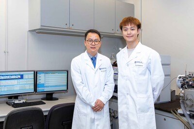 Dr Xu Jun, Assistant Professor of the Teaching and Research Division of the School of Chinese Medicine (left), and Mr Chan Kam-chun, Senior Research Assistant of HKBU (right), have developed a tryptophan sulfonate test which can inspect sulfur-treated food and Chinese herbal medicine more accurately and rapidly.