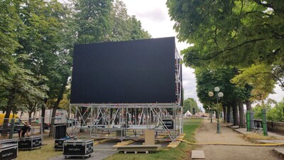 Unilumin's team assembles screens at the Paris Olympics site (PRNewsfoto/Unilumin Group., Ltd.)