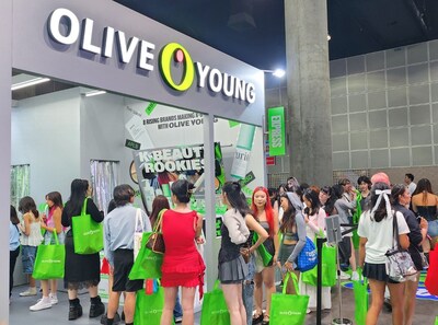 ▲Visitors at the Olive Young booth during 'KCON LA 2024' in Los Angeles (LA), USA from July 26 to 28
