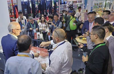 A 6ª Exposição Internacional de Importação da China (CIIE) em 2023 atraiu inúmeros expositores, compradores e visitantes. (PRNewsfoto/China International Import Expo (CIIE))