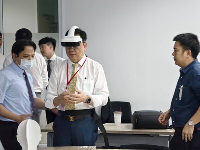 Associate Professor Prof. Wicharn Yingsakmongkol, M.D. discussing AR products with Min-Liang Wang, CEO.