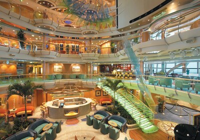 El Centrum es el centro de Serenade of the Seas de Royal Caribbean, un lugar que se transforma a lo largo del día, pasando de ser un espacio para descansar y relajarse, a ser el punto de encuentro para ver espectáculos como música en vivo, celebraciones, clases de baile y mucho más.