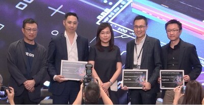 亞洲聯合財務有限公司首席信息官Jim Man先生（上圖左二）、香港電腦學會副會長Dave Chen先生（上圖左四）及宏利金融亞洲數據辦公室首席架構師Eugene Lai先生（上圖左五）出席了由IBM香港系統銷售主管Kelvin Li先生（上圖左一）主持的主題為 「構建符合業務需求的基礎架構 」的小組討論。IBM 中國香港總經理Mimi Poon女士 (上圖左三）與嘉賓及主持人合影。