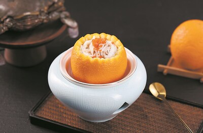 Photo shows a Quanzhou delicacy made from crabs and oranges.