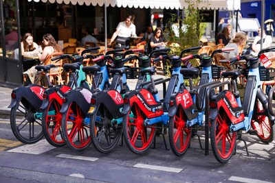sharing e-bikes in Paris