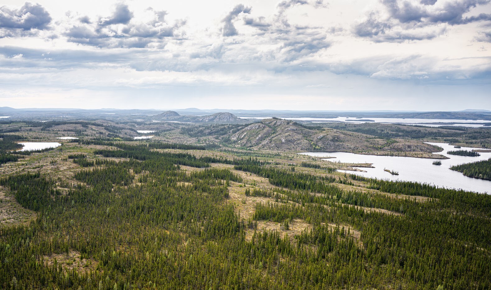 Photo looking north-west of CV5 showing the three mountains/hills – the basis of the word Shaakichiuwaanaan. (CNW Group/Patriot Battery Metals Inc.) Photo looking north-west of CV5 showing the three mountains/hills – the basis of the word Shaakichiuwaanaan. (CNW Group/Patriot Battery Metals Inc.)