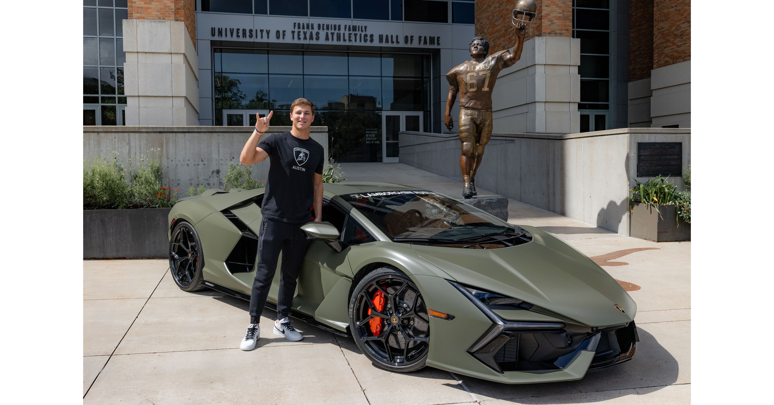 Lamborghini Dealership Salary in Los Angeles, CA (Hourly), image size:2700x1414