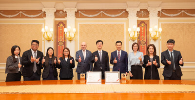 Sands China’s Chief Executive Officer and Executive Director Grant Chum (fifth from right), Executive Vice President of Operations Sean McCreery (fifth from left), Vice President of Procurement and Sustainability Charlie Cai (fourth from right) and team members pose with the company’s certificates and trophies presented by S&P Global.