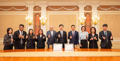 Sands China's Chief Executive Officer and Executive Director Grant Chum (fifth from right), Executive Vice President of Operations Sean McCreery (fifth from left), Vice President of Procurement and Sustainability Charlie Cai (fourth from right) and team members pose with the company's certificates and trophies presented by S&P Global.