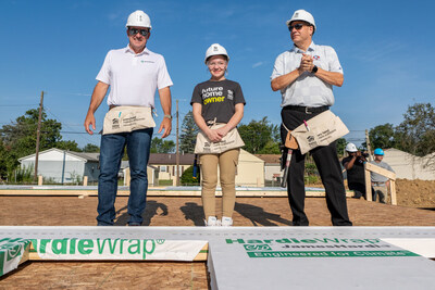 (left to right) Aaron Erter, CEO of James Hardie, Brittany Shoup, future Habitat for Humanity homeowner, and Jim Porter, Pro Football Hall of Fame president. Erter, Porter and members of the Pro Football Hall of Fame helped raise the walls of the Shoup’s future home. James Hardie sponsored the construction of the Shoup’s Habitat for Humanity home as part of the countdown to the inaugural James Hardie™ Pro Football Hall of Fame Invitational, a new PGA TOUR Champions event that will tee off in the
