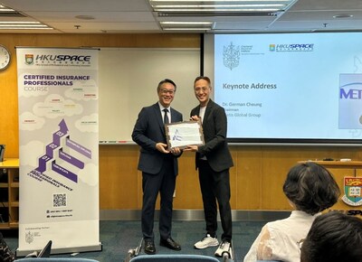 安智環球集團創辦人暨董事長張博士在為特許保險師課程致辭揭開序幕後，與英國特許保險學院香港及亞太區總監Kenny Siu合影。