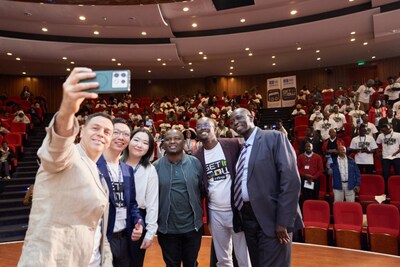 The people in the picture from left to right are: Joan Nadal, Master Trainer of UNESCO at STEM Education; Michael Zeng, Brand Manager of Infinix Kenya; Amber Zhao, Infinix's Product Manager of AI; John Kimani, Head of Developer Relations, Sub-Saharan Africa, Google; and two representatives of the University of Nairobi.