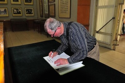 Stephen Chappell signs the guest book at Bethune Memorial Hall in Bethune International Peace Hospital on April 25, 2018.(Photos provided by Stephen Chappell)