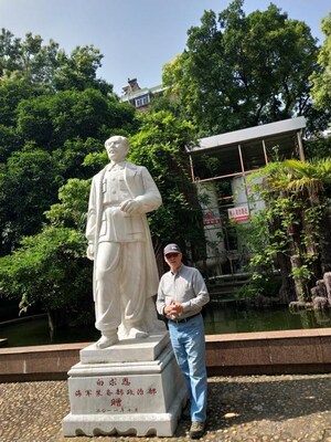 Stephen Chappell stands beside a statue of Dr Norman Bethune on the grounds of the PLA Navy Anqing Hospital (Anqing 116 Hospital) in East China's Anhui Province on May 24, 2018. (Photos provided by Stephen Chappell)