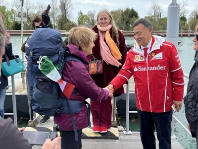 Vienna Cammarota departs from Lazzaretto Nuovo Island in Venice as Zhu Yuhua, president of Associazione Cina-Italia di Shanghai (ACIS) bids her farewell, April 26, 2022. (Photo provided by Associazione Cina-Italia di Shanghai) (PRNewsfoto/People's Daily)