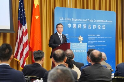 Em 29 de julho, horário local, o Fórum de Cooperação Econômica e Comercial EUA-China foi realizado na cidade de Nova York. A imagem mostra Ren Hongbin, presidente do CCPIT, fazendo um discurso. (PRNewsfoto/China International Supply Chain Expo)