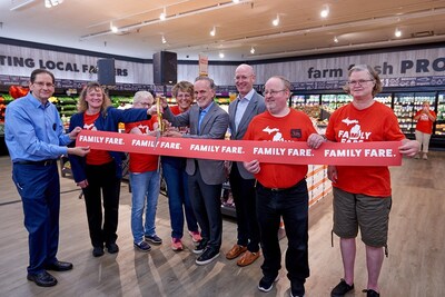 SpartanNash CEO Tony Sarsam and Chief Merchandising Officer Bennett Morgan cut the ribbon on the newly renovated Family Fare store, alongside the store's most tenured Associates.