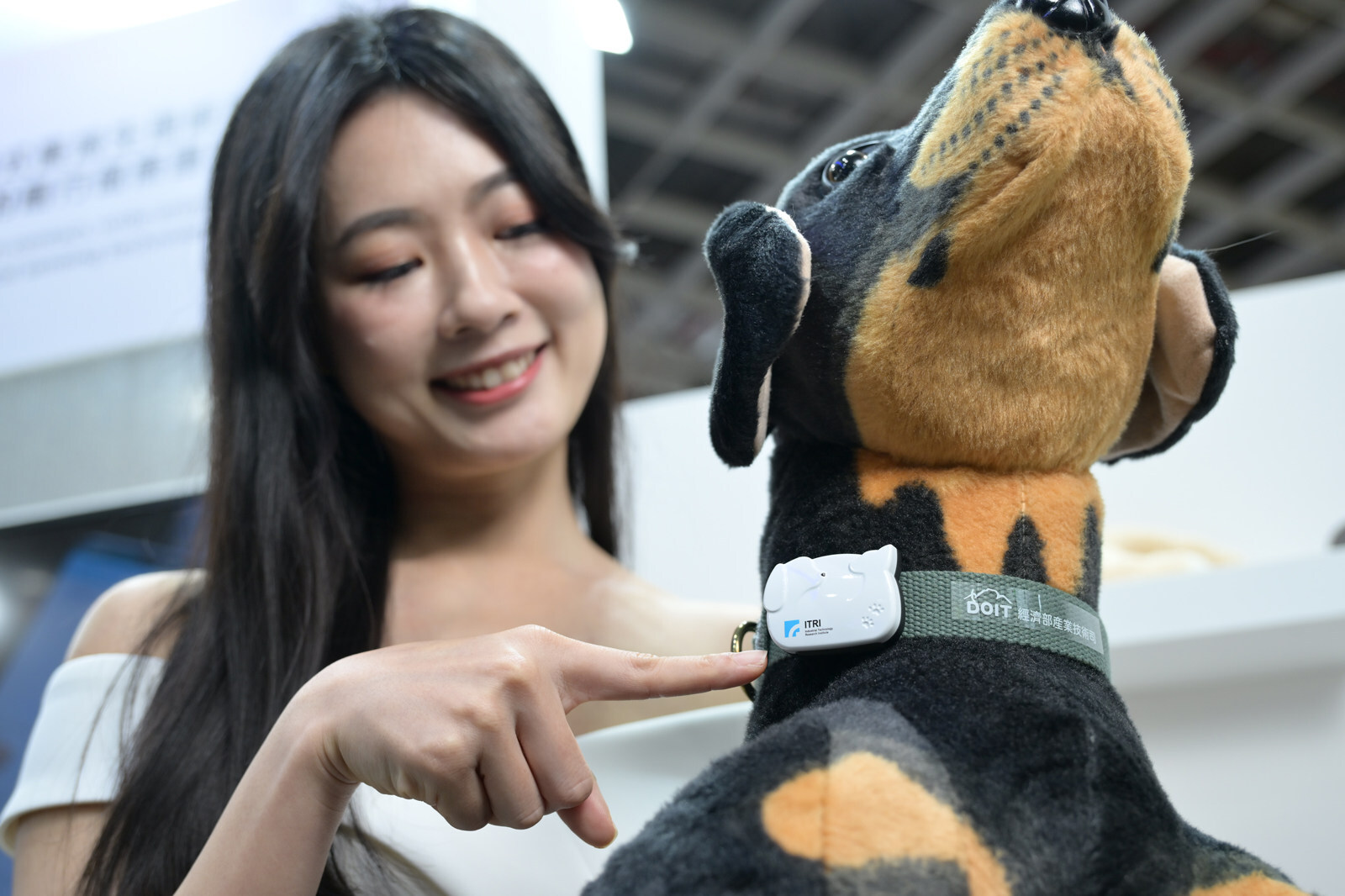 ITRI and Amicoipet Biotech's Smart Pet Collar Bags Gold Medal at Concours Lépine