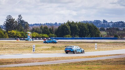 Lynk & Co 03 TCR en una curva complicada del circuito El Pinar, Uruguay. (PRNewsfoto/Lynk & Co)