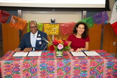 El Presidente del Hospital Universitario Robert Wood Johnson (RWJUH), Alan Lee, a la izquierda, y Mariana Díaz, cónsul jefe del Consulado de México en New Brunswick, firman un acuerdo en virtud del cual el RWJUH proporcionará acceso a servicios de atención de salud, prevención de la salud e iniciativas educativas y servicios de exámenes de salud a ciudadanos mexicanos. Los servicios se coordinarán a través del Programa de Promoción de la Salud en la Comunidad del hospital. (PRNewsfoto/RWJBarnabas Health)