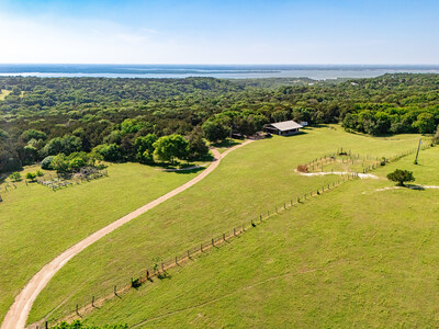 Impossibly close to Dallas, Cedar Hill Farm offers 120+ acres of peace, a pond, luxury living and Instagram-worthy views — including of where the Cowboys and Rangers play. Cedar Hill Farm, at 1665 West Belt Line Road in Cedar Hill is represented by the Burgher-Ray Ranch Group at Briggs Freeman Sotheby’s International Realty.