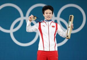 Hou Zhihui vom Hunan Zoomlion Weightlifting Team bricht olympischen Rekord und gewinnt Goldmedaille bei den Olympischen Spielen in Paris