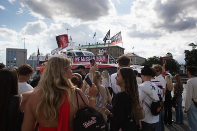 Buldak's iconic mascot, Hochi, made a dramatic entrance at the port. Celebrating the return of the spicy noodles, the mascot waved a giant flag to mark this bold occasion. Hochi distributed samples of 2X Spicy and Hot Chicken Stew to the delight of participants waiting at the port.